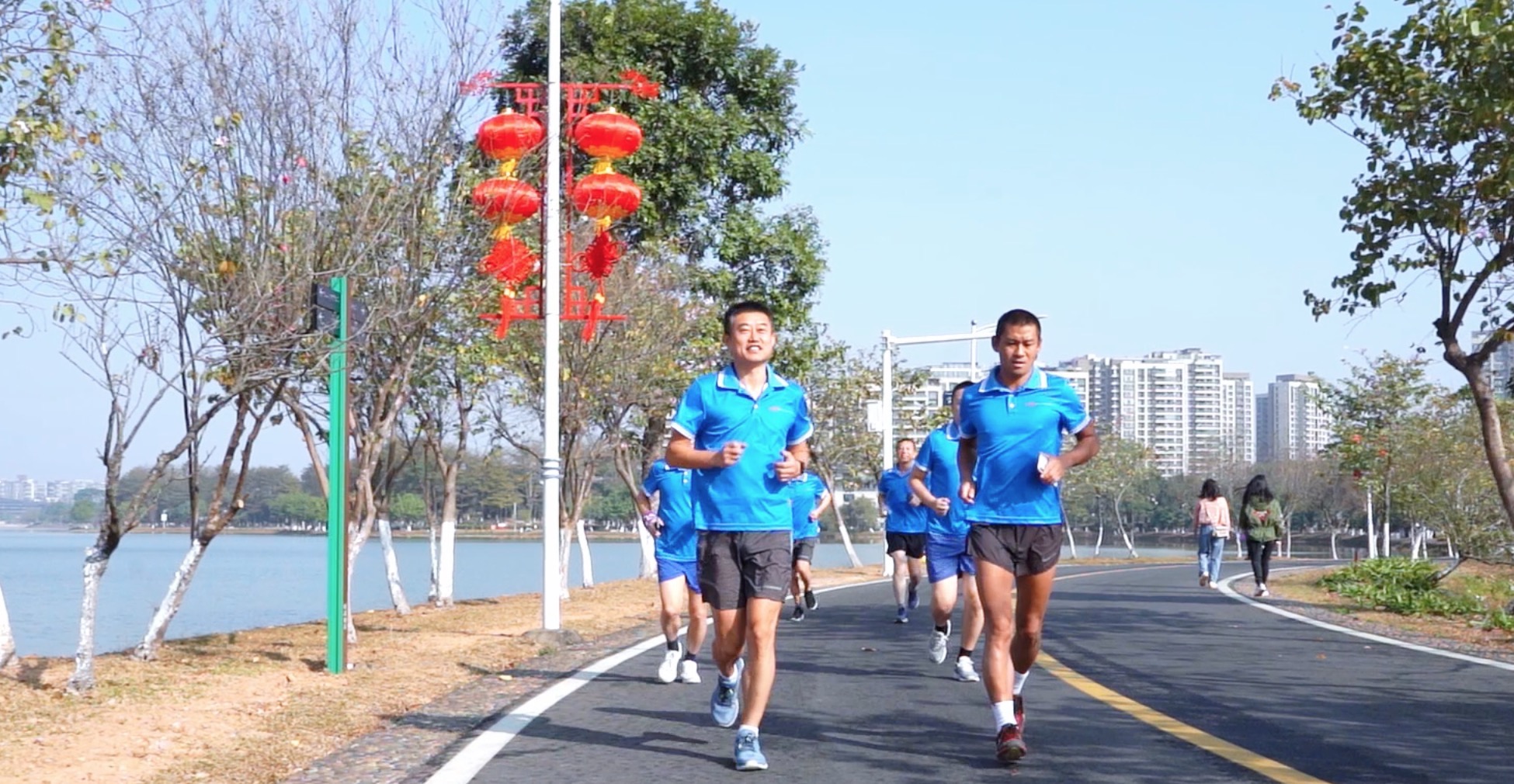 1665303734931023.jpg 公司高管团队在松山湖边跑步.jpg